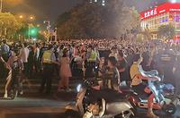 武汉上千家长聚集 要求就近入学(图)